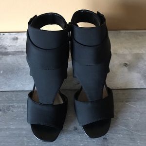 Donald J Pliner Helani Sandal in Black Size 6
